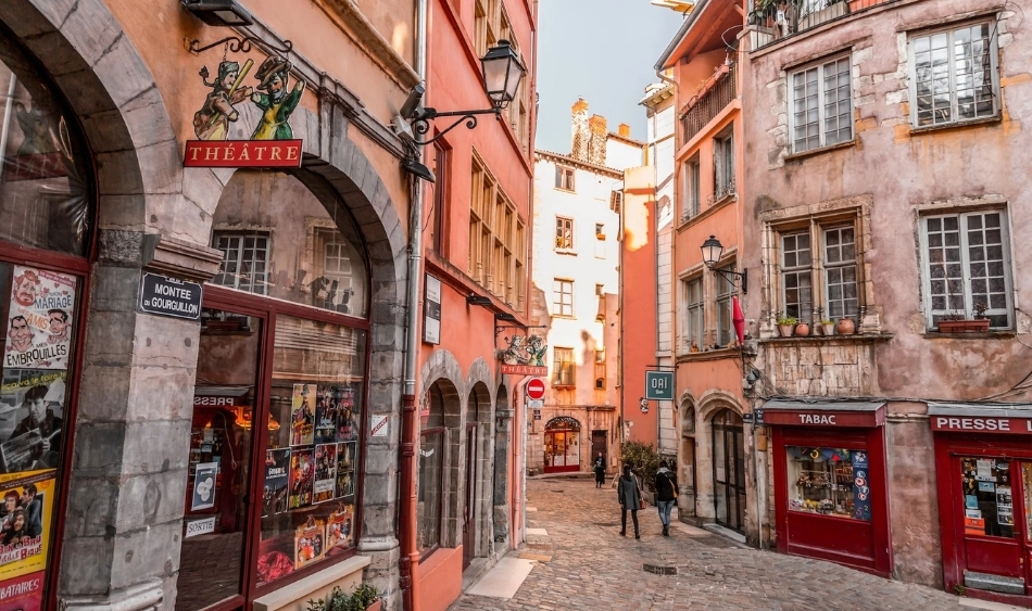 jeu-de-piste-dans-le-vieux-lyon-teambuilding-le-papillon-bleu