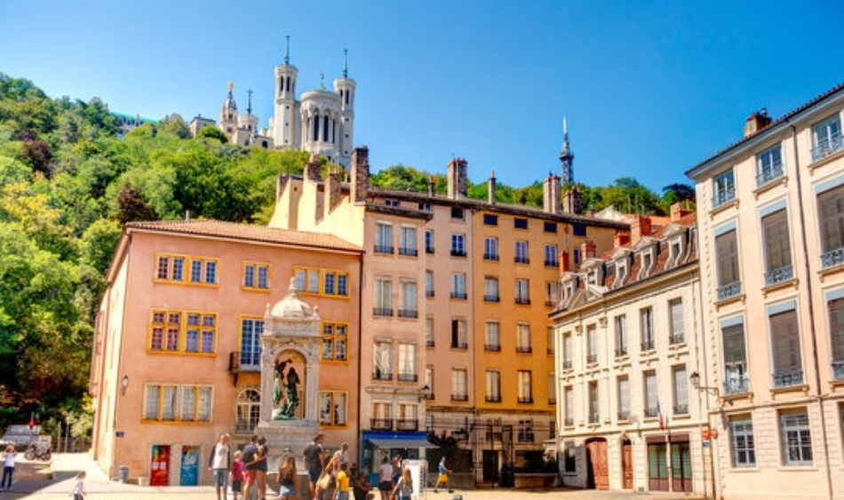 visite-theatralise-vieux-lyon-teambuilding-papillon-bleu